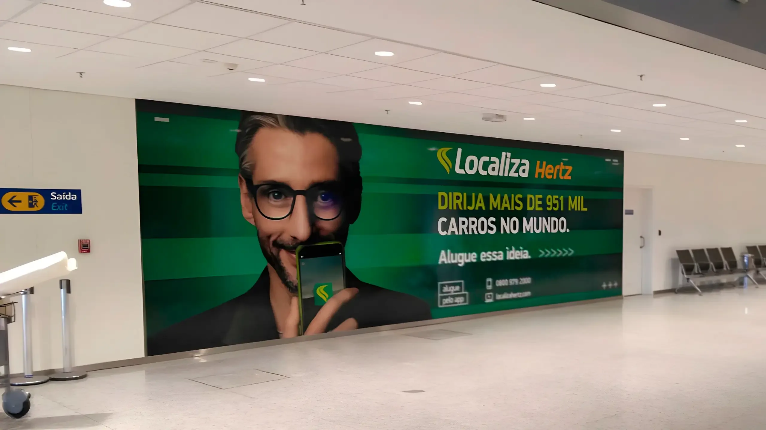 Adesivo de parede em grande formato em aeroporto