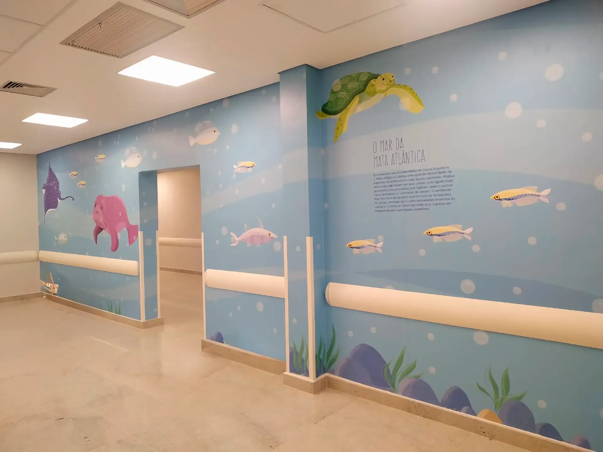 Adesivo de parede temático em corredor de clínica infantil