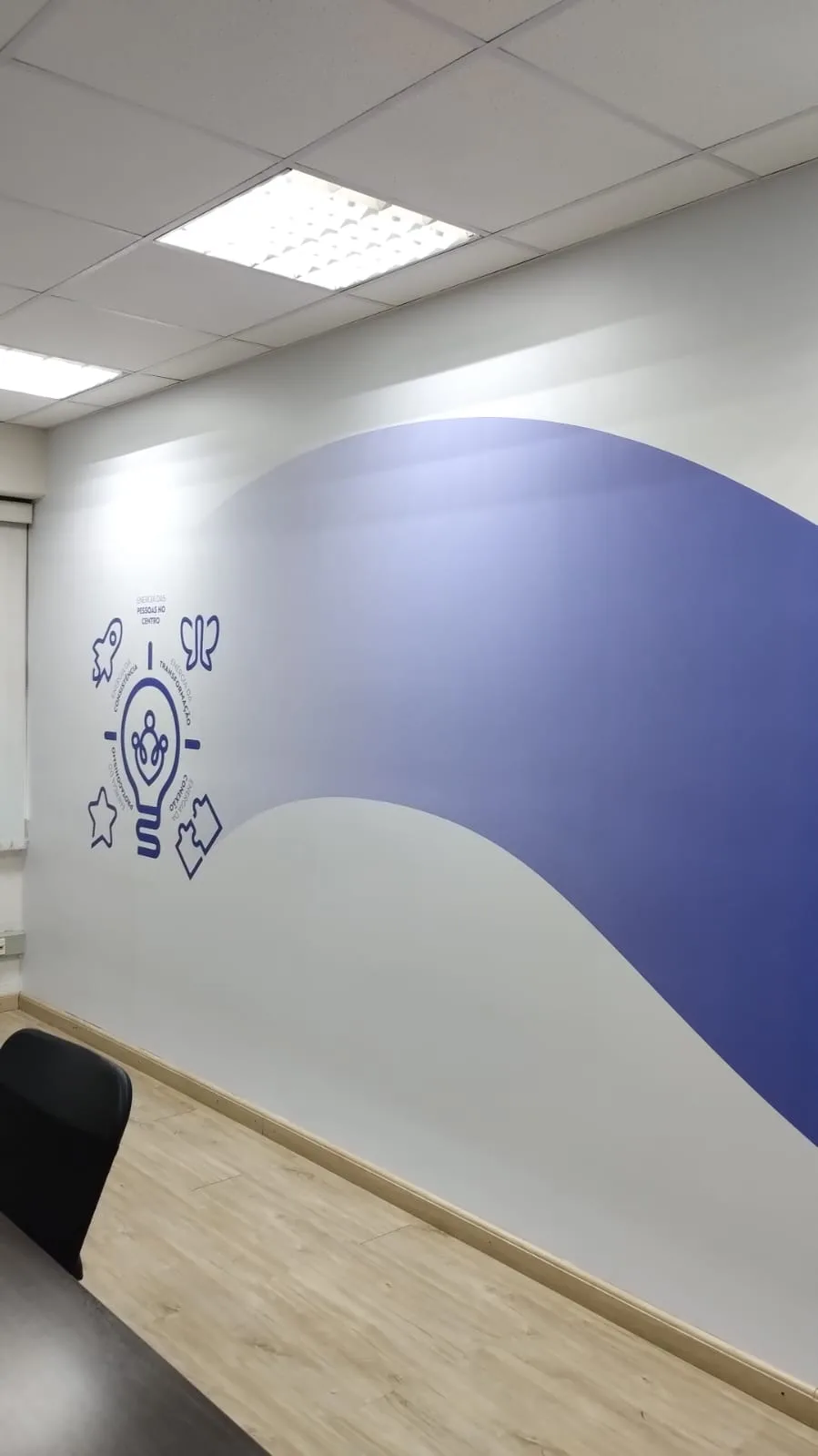 Adesivo de identidade visual corporativa em sala de reunião