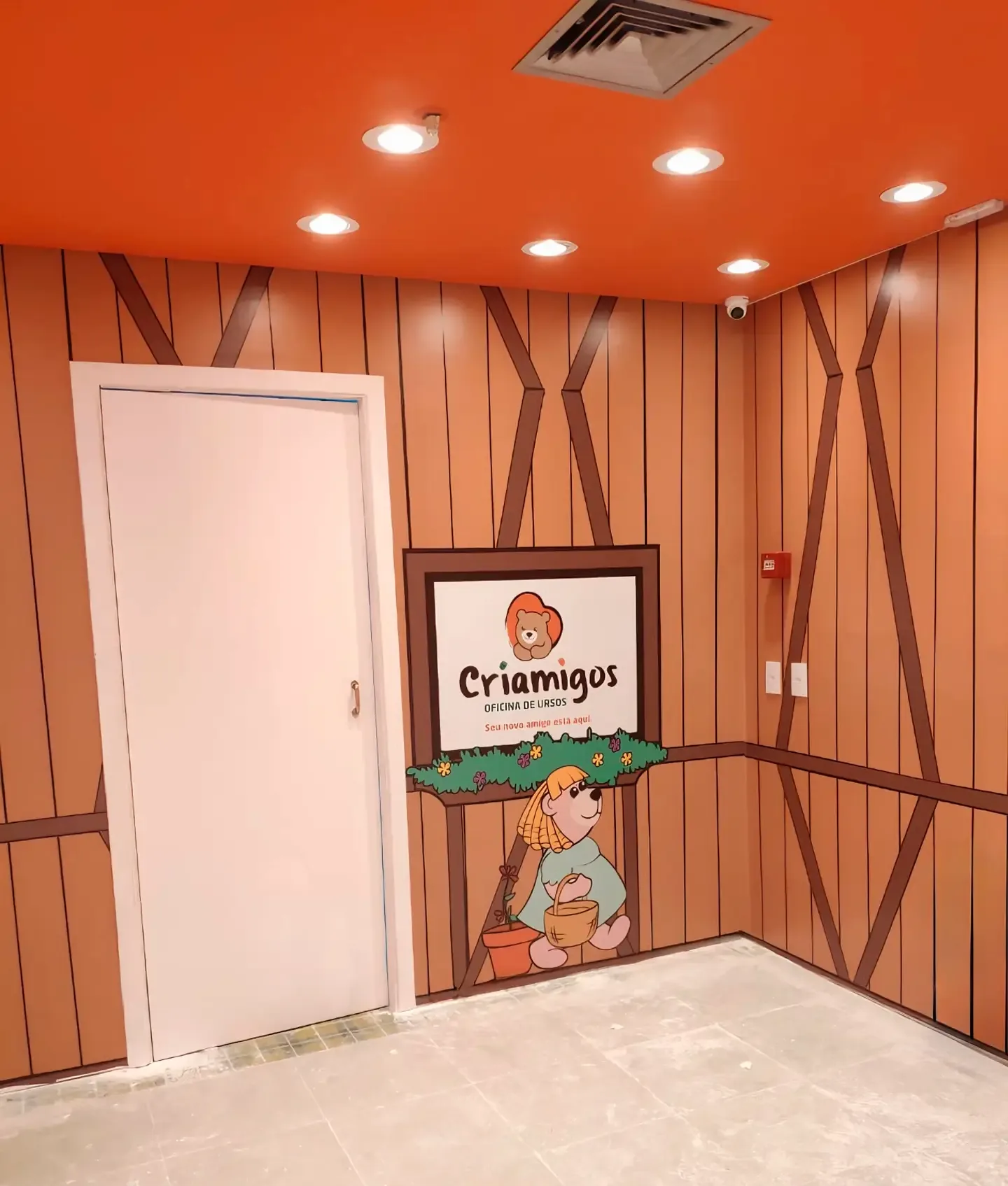 Adesivo temático de parede em loja infantil