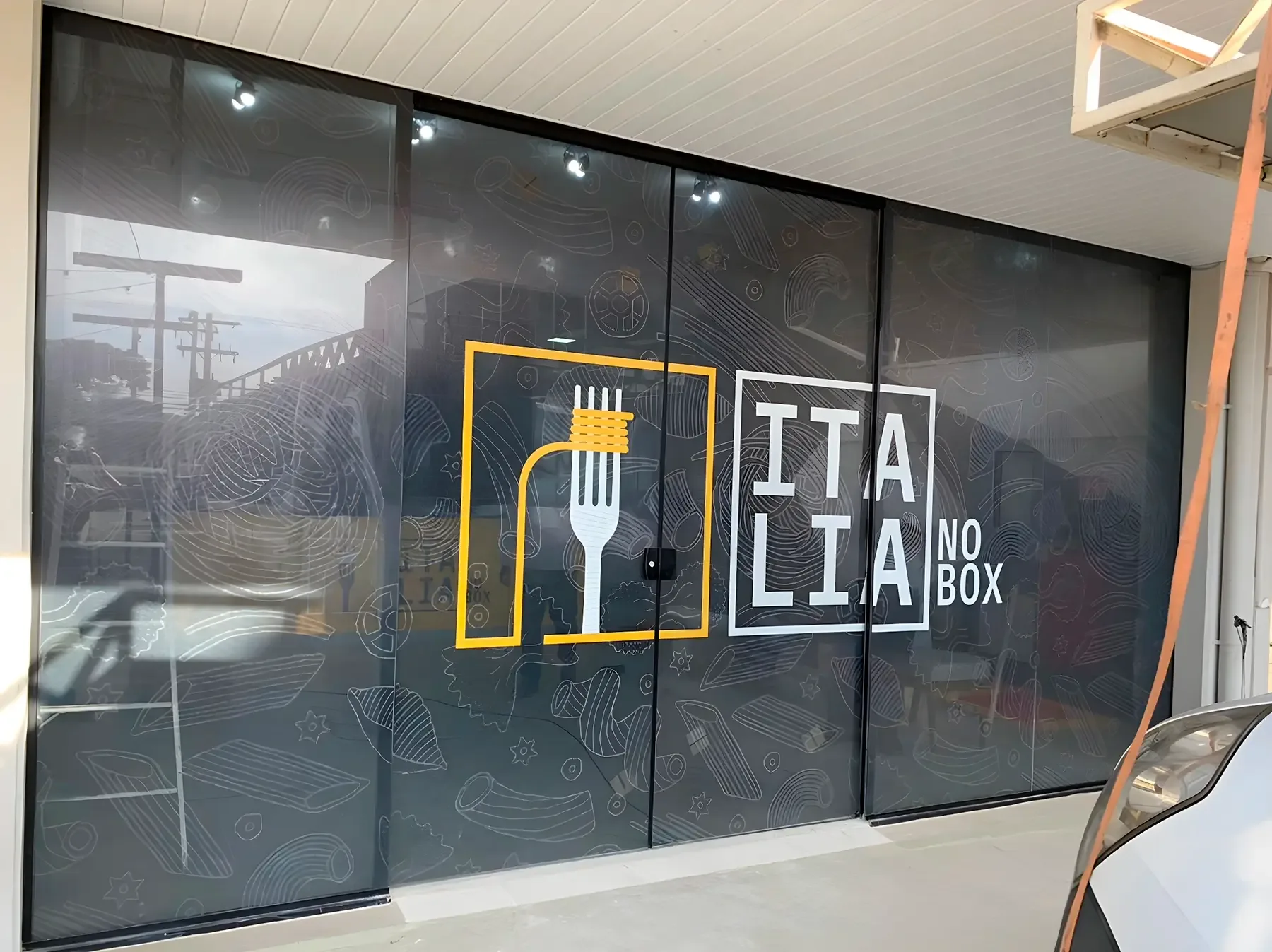 Adesivo perfurado em vitrine de vidro com identidade visual Itália No Box