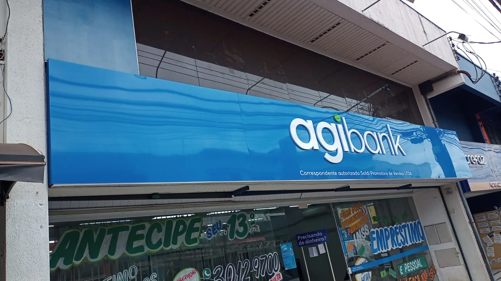 Fachada Agibank em ACM azul iluminado