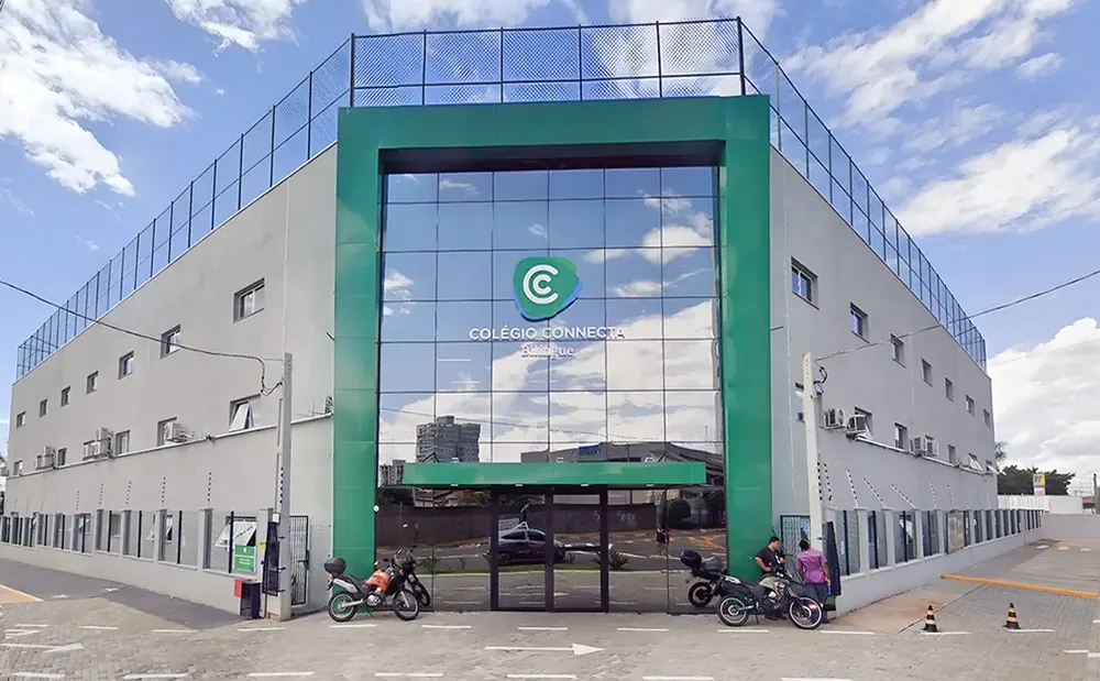 Fachada em ACM verde do Colégio Connecta