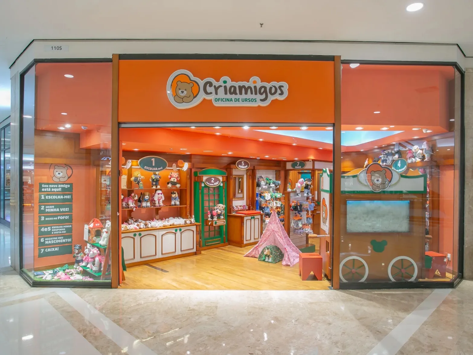 Fachada em ACM laranja da loja Criamigos em shopping