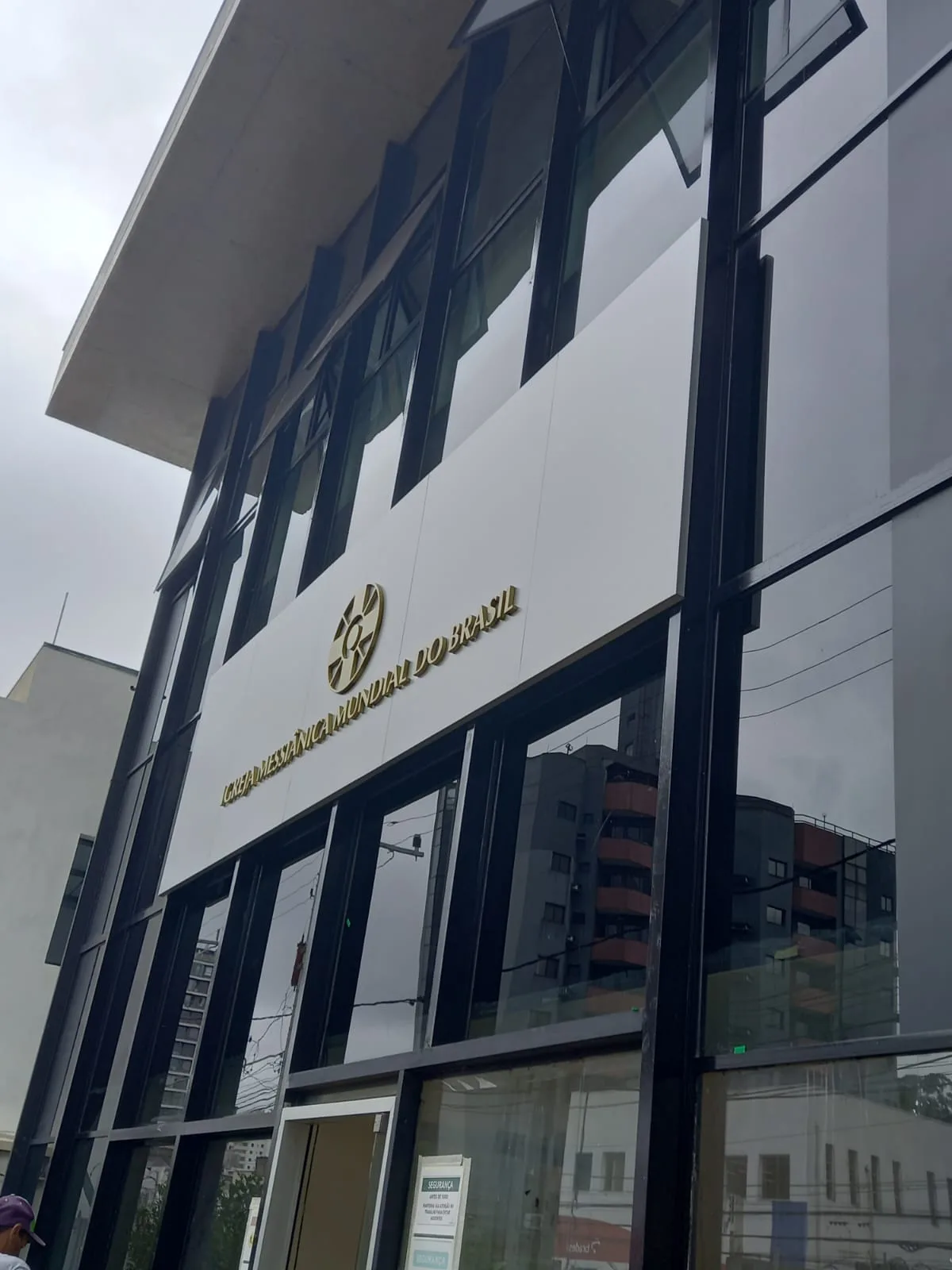 Fachada em ACM branco com letra caixa dourada da Igreja Messiânica