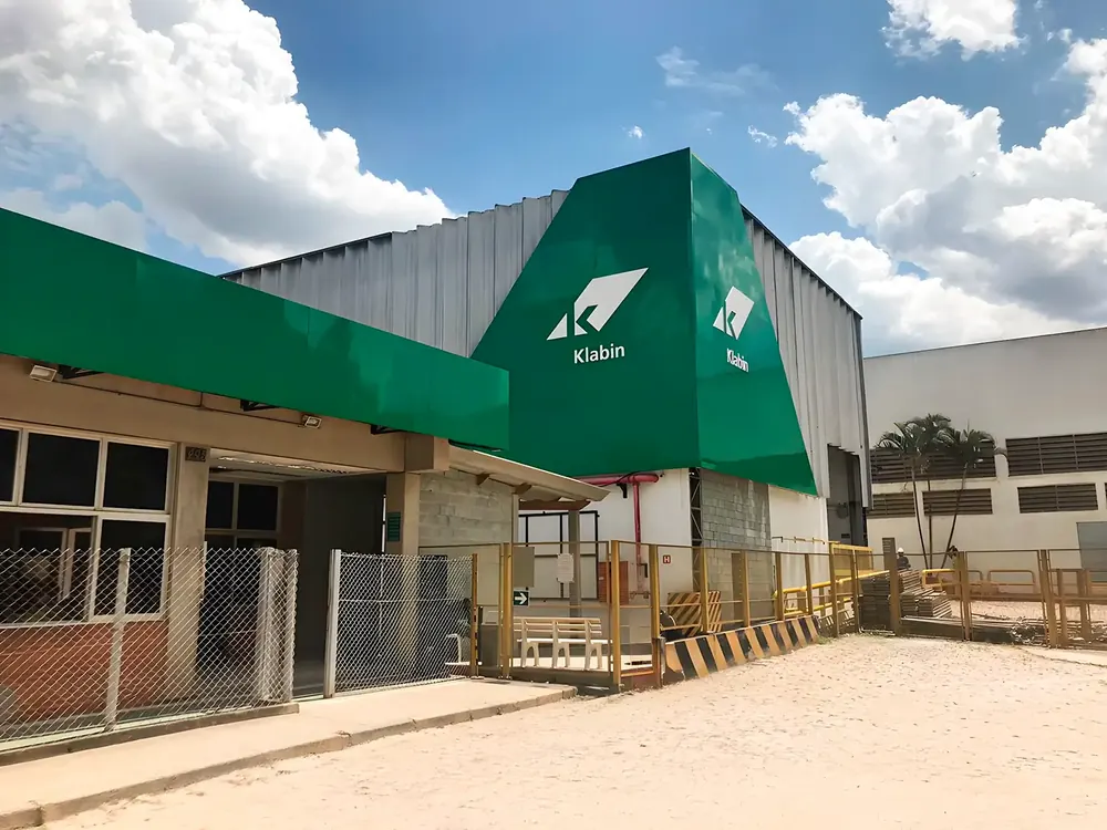 Fachada industrial em ACM verde executada para a Klabin