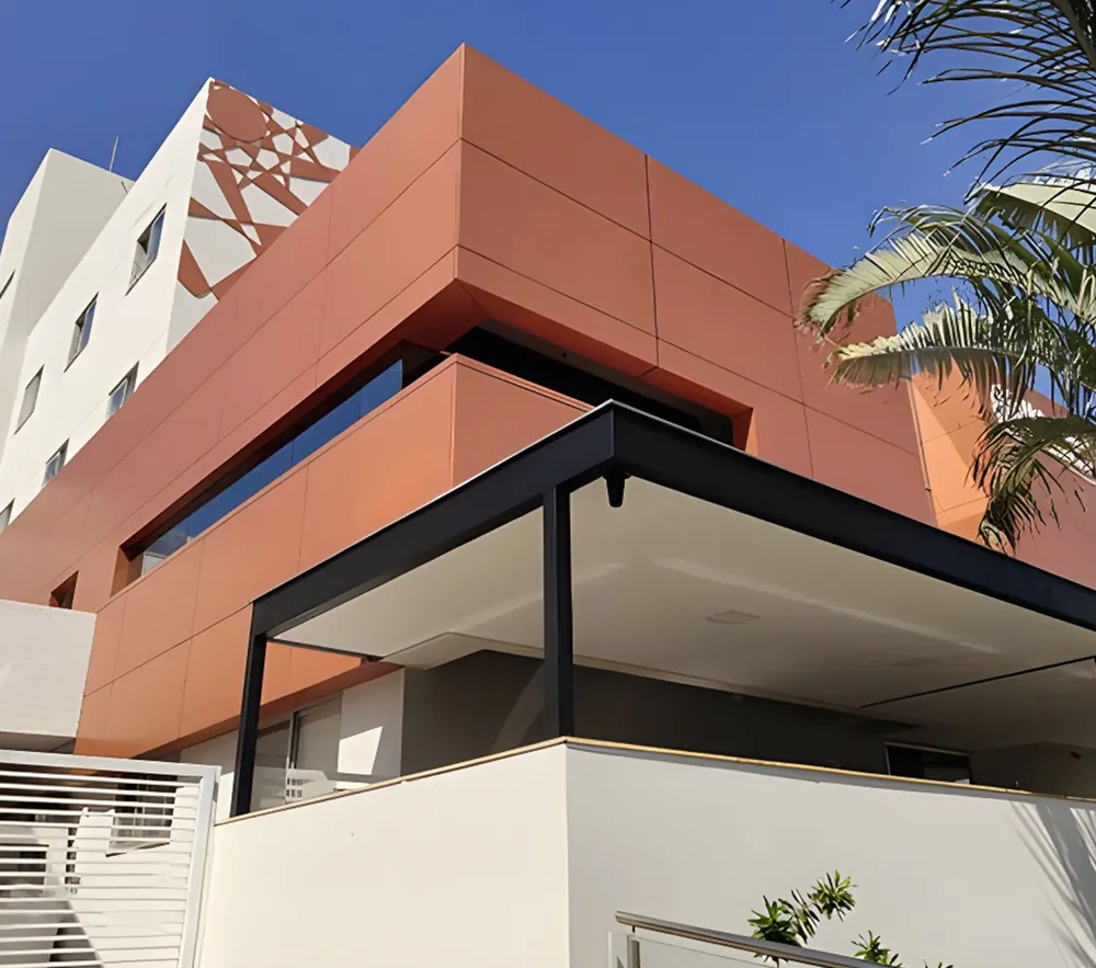 Fachada com torre em ACM terracota
