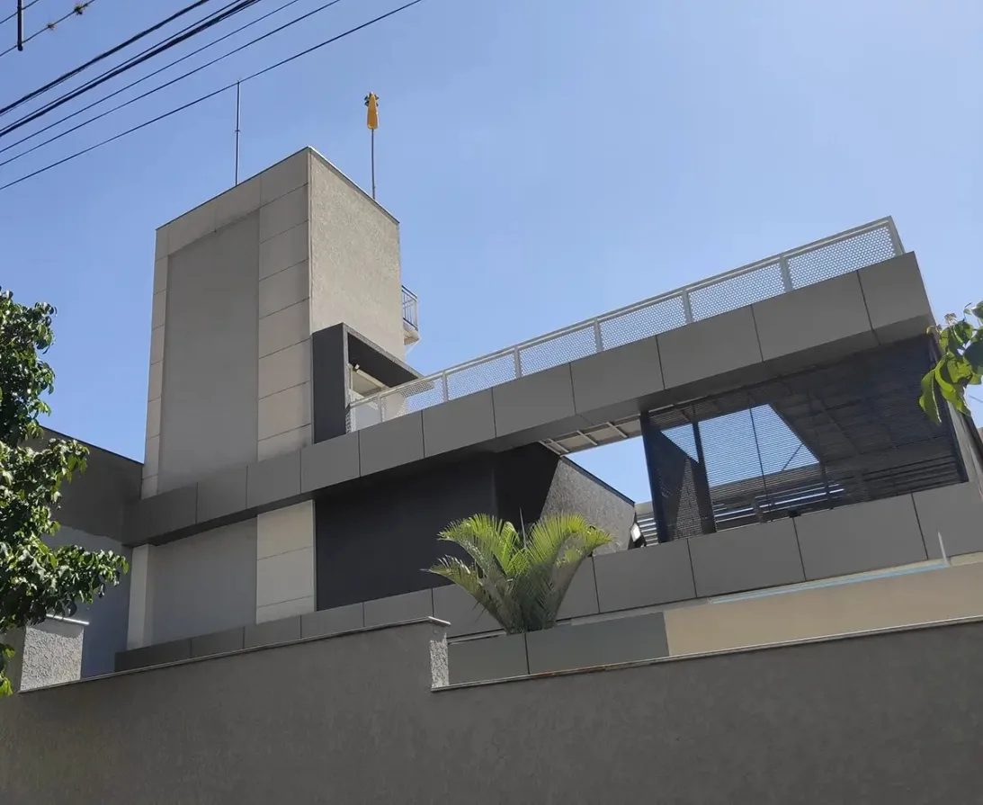 Fachada residencial em ACM cinza com volumes geométricos