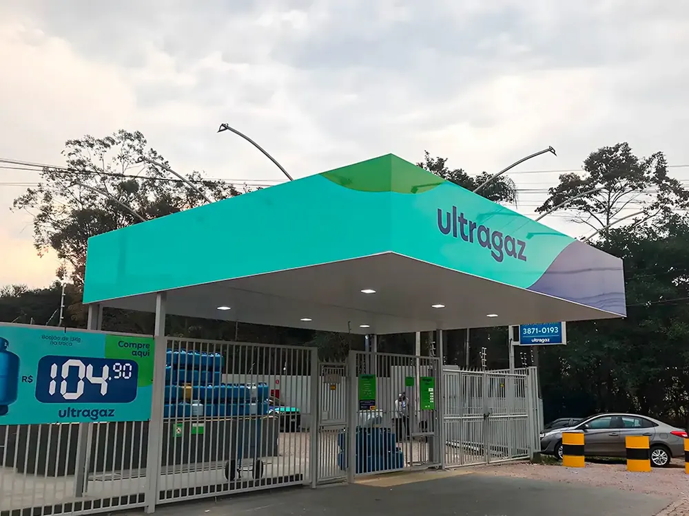 Cobertura de posto Ultragaz com ACM curvo