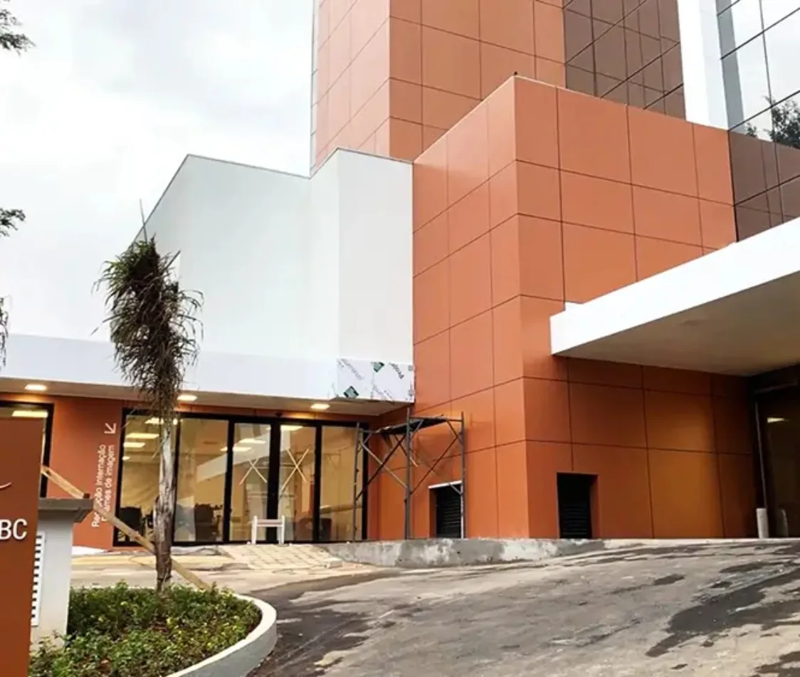 Fachada em ACM terracota de unidade de saúde