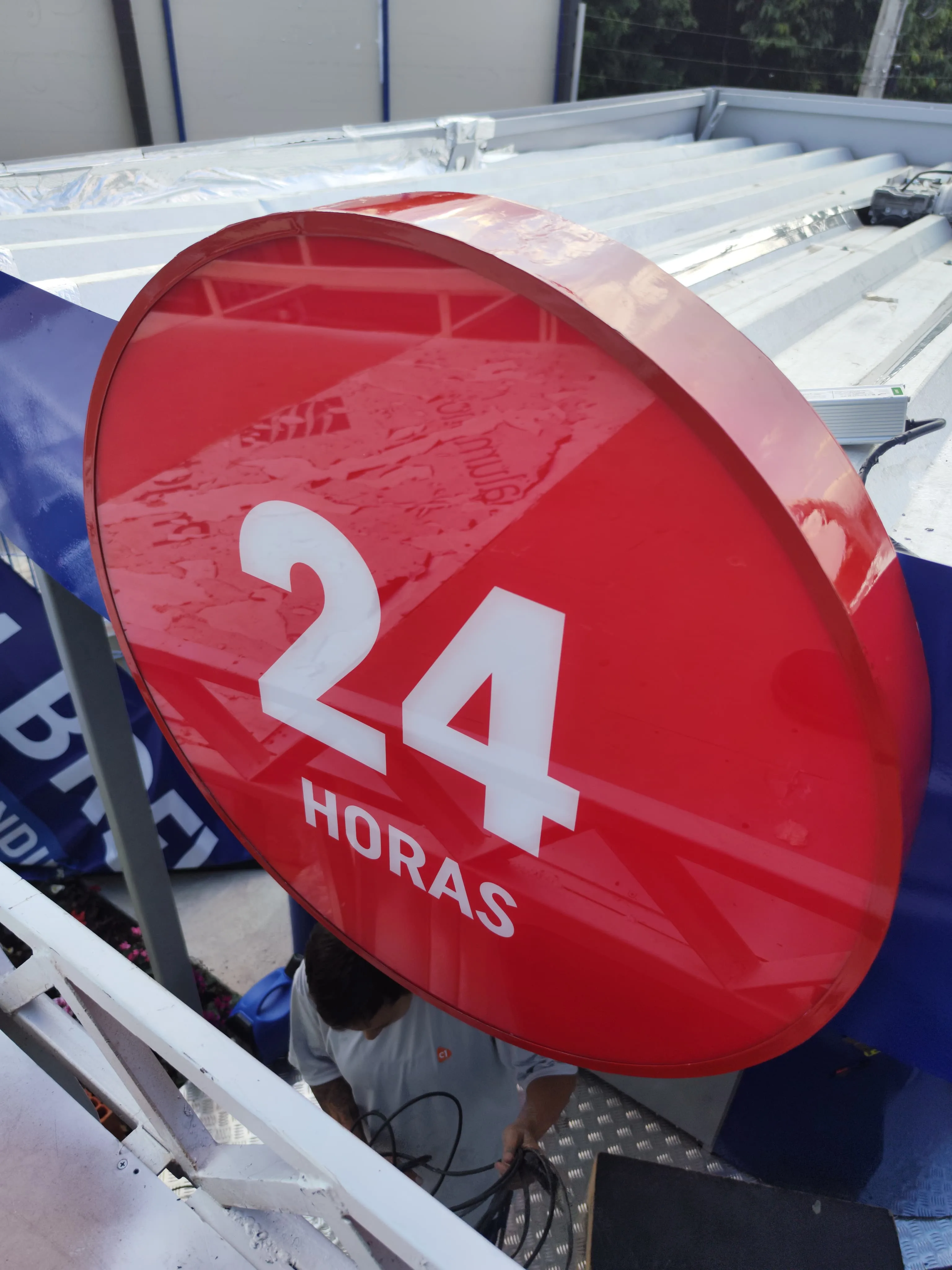 Detalhe de placa circular acrílica 24 horas em produção