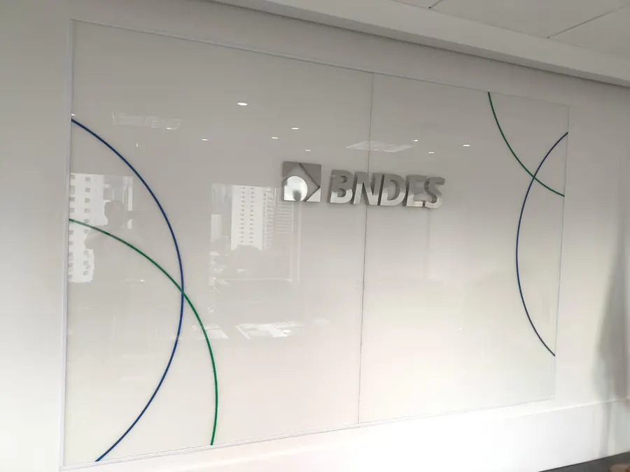 Letra caixa metalizada do BNDES