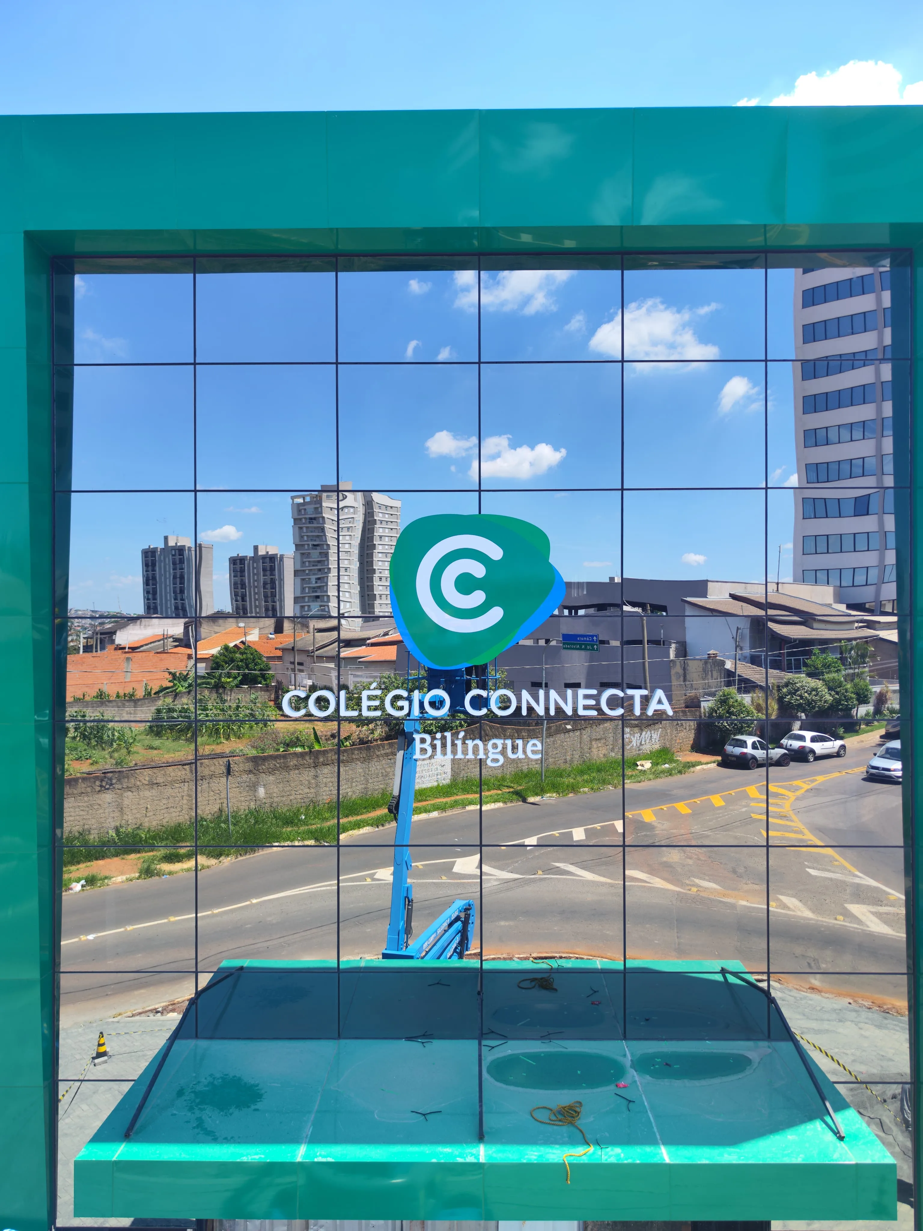 Logo e letra caixa do Colégio Connecta