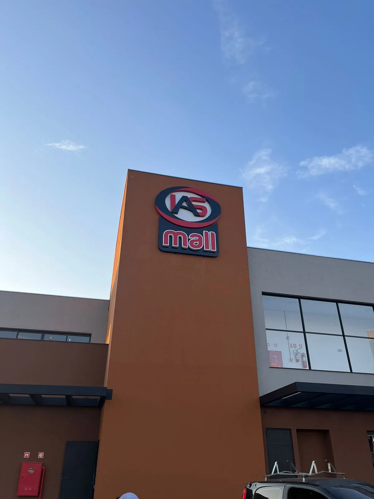 Totem com letra caixa iluminada do IAS Mall