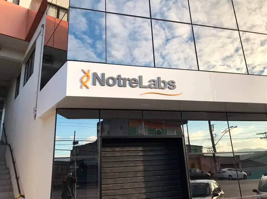 Letra caixa NotreLabs sobre ACM branco