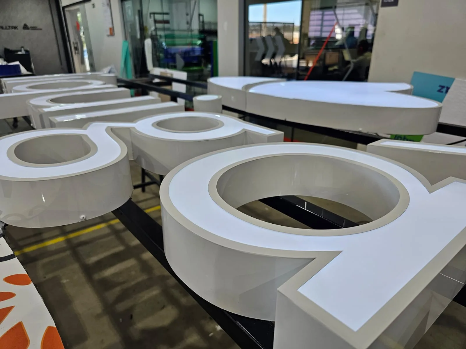Letras caixa iluminadas em produção na fábrica