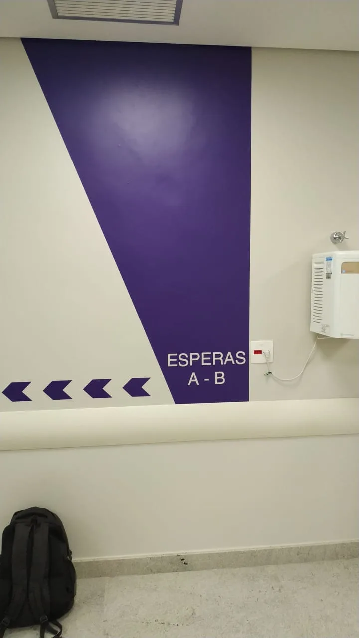 Sinalização de parede indicando salas de espera A e B