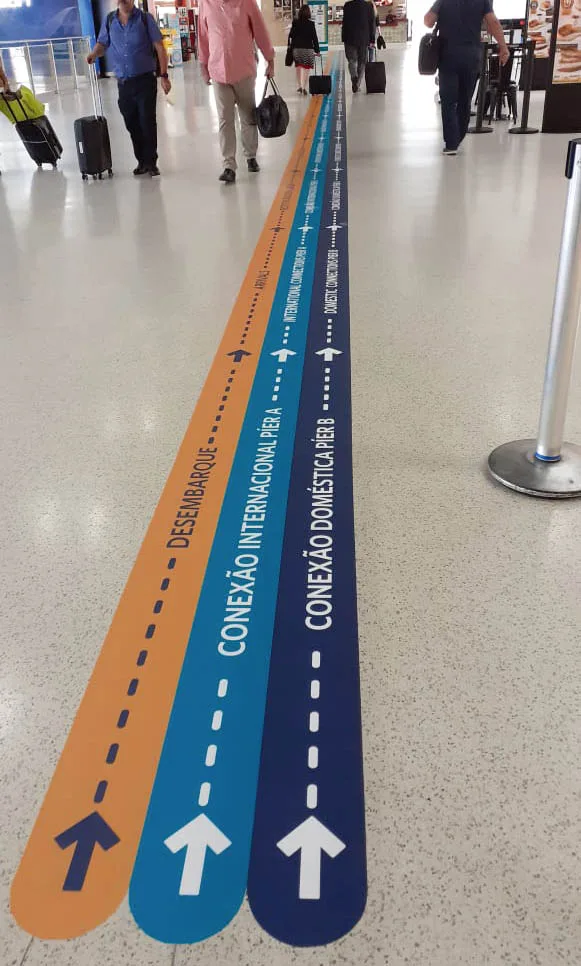Sinalização de piso direcional em aeroporto