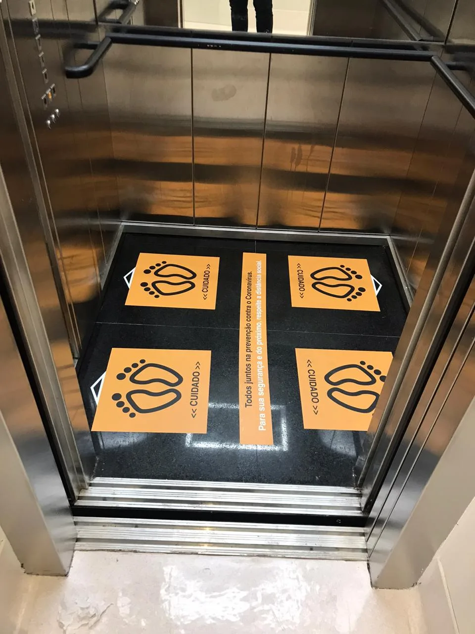 Sinalização de piso em elevador