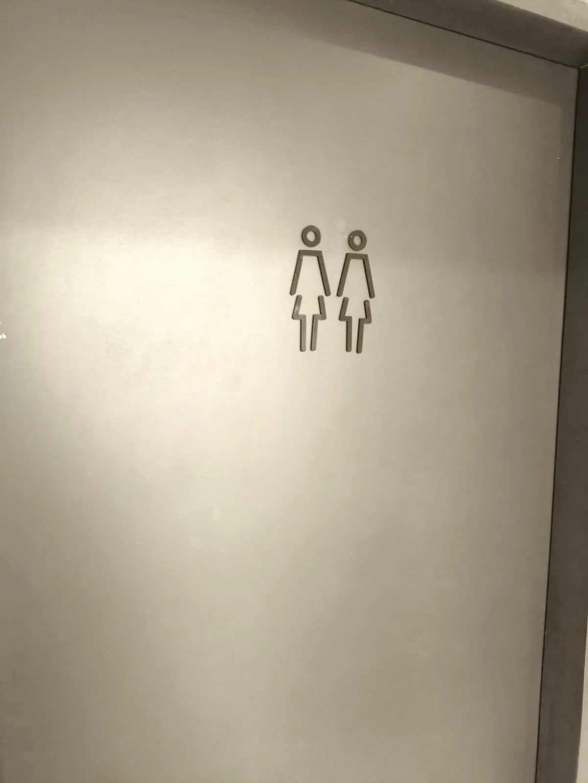 Sinalização de piso indicando sanitário feminino e masculino