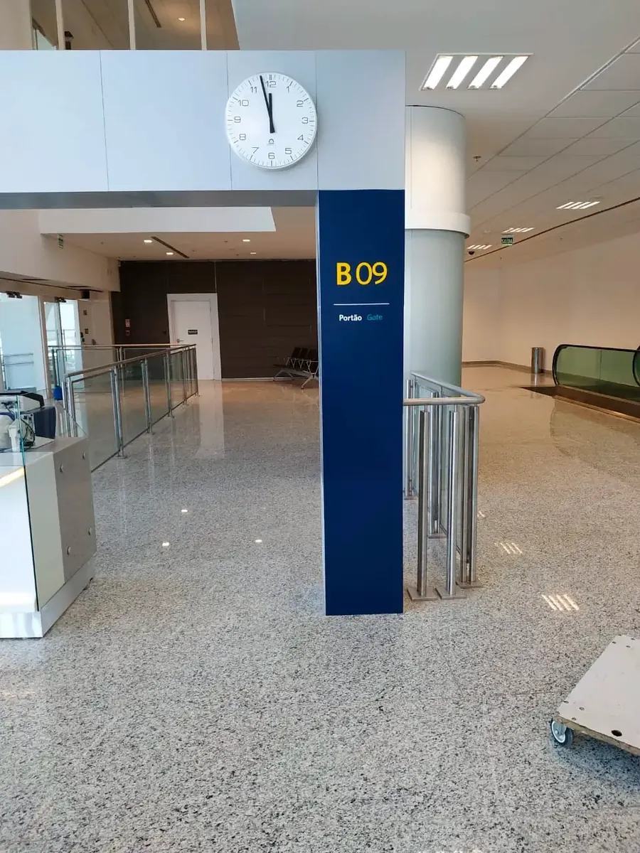 Sinalização de portão de embarque em aeroporto