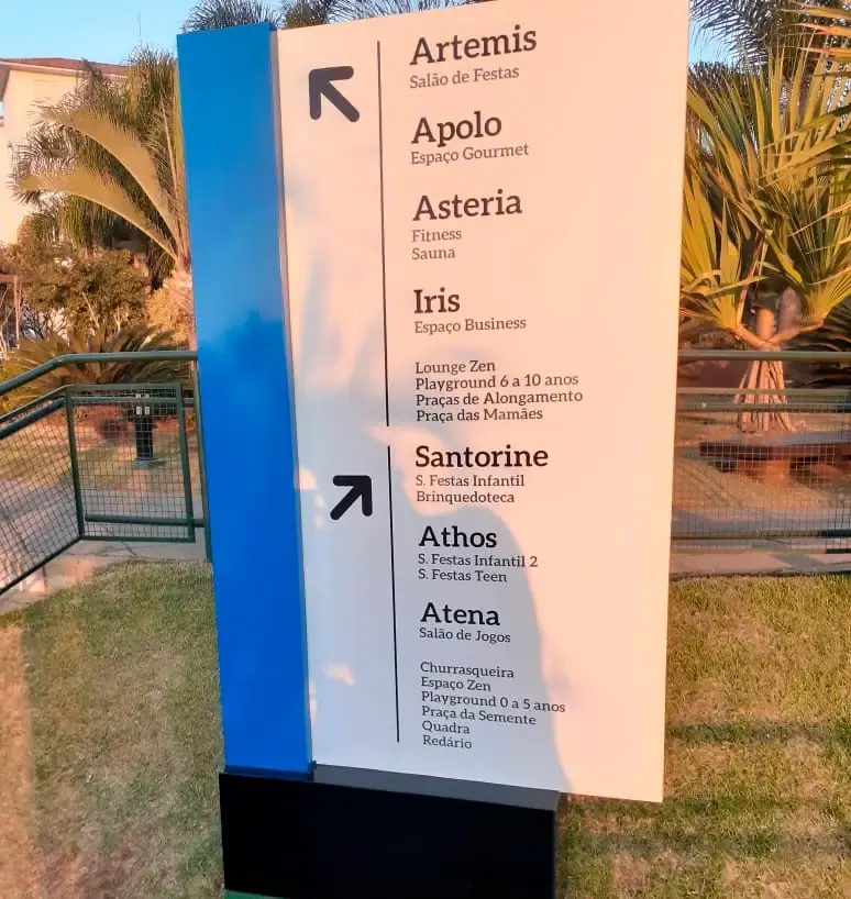 Totem wayfinding de área de lazer em condomínio