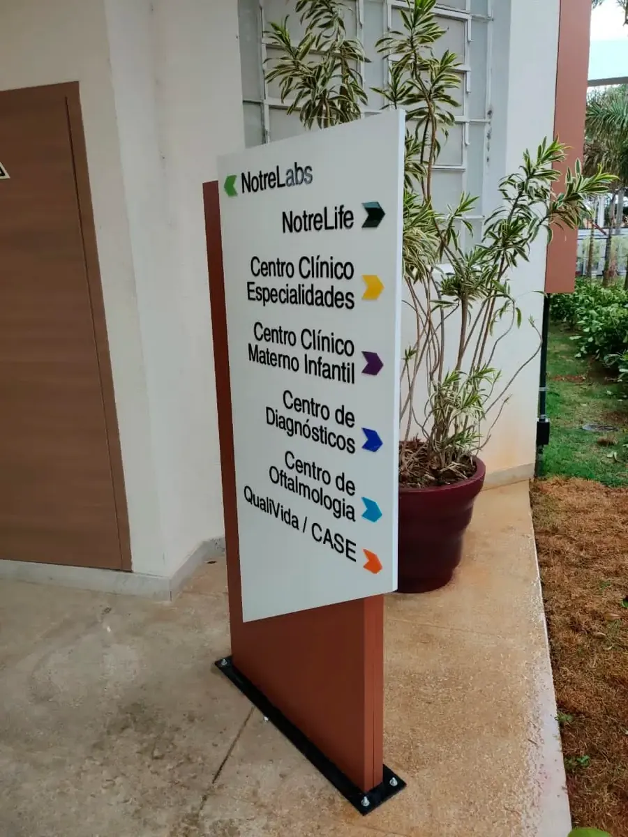 Totem de sinalização wayfinding multi-destino em unidade de saúde